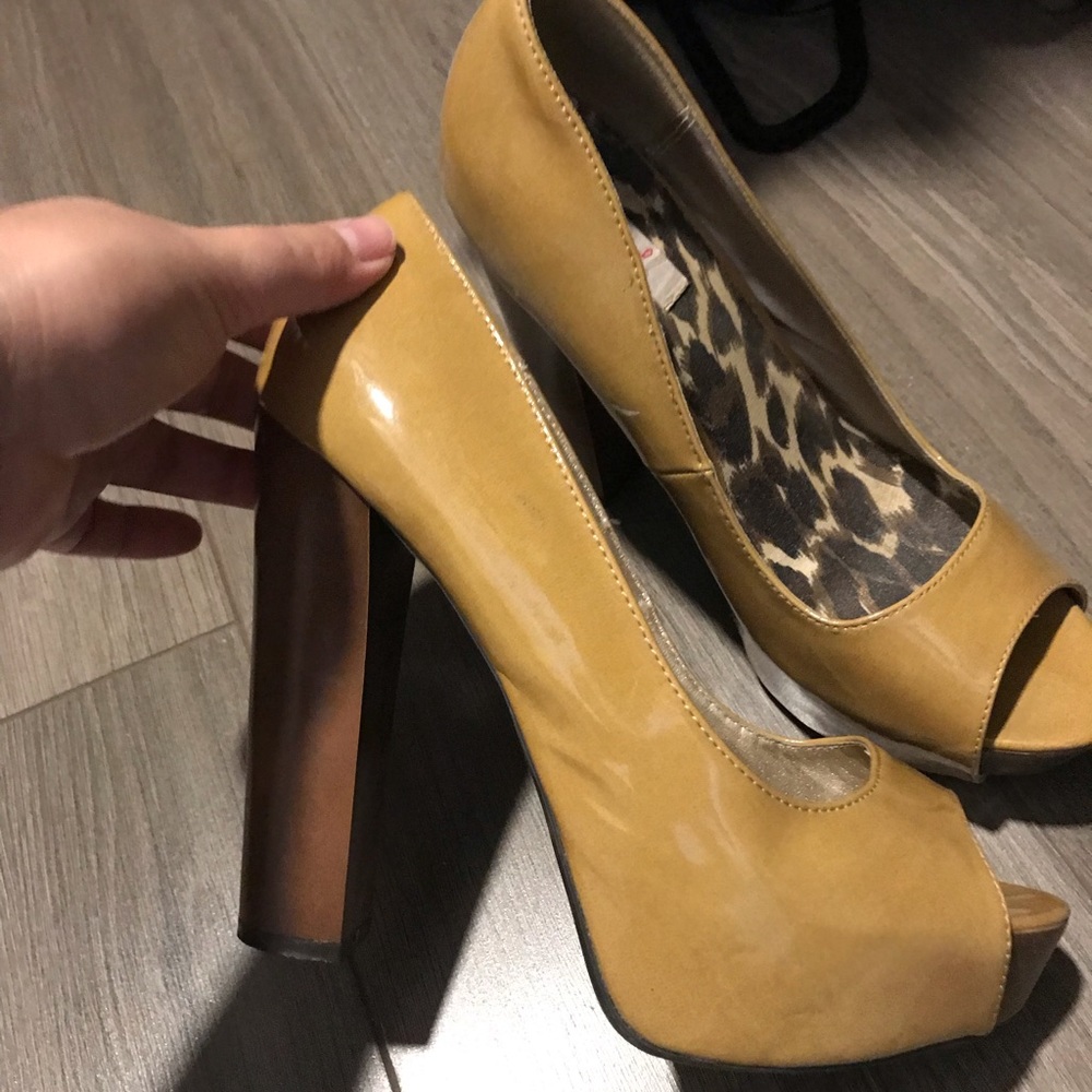 Mustard yellow/gold pumps